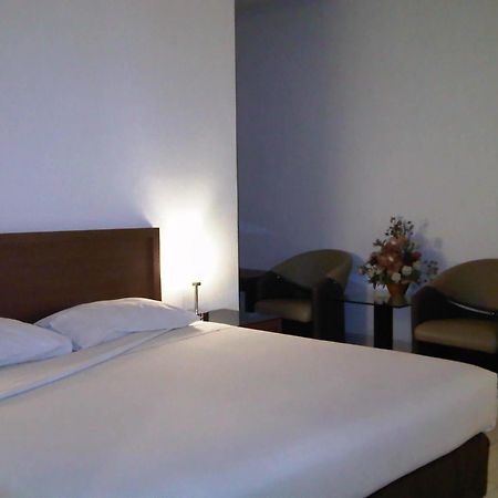 Hotel Lucky Inn Manado Exteriör bild