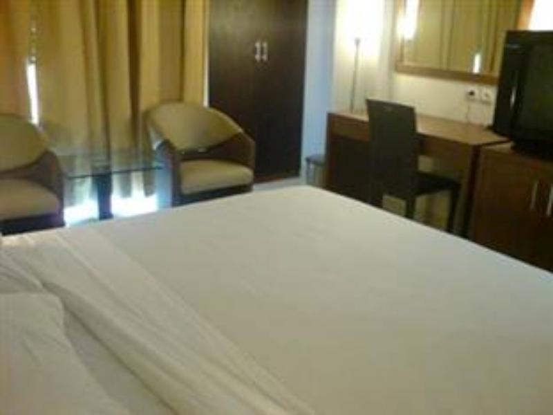Hotel Lucky Inn Manado Exteriör bild