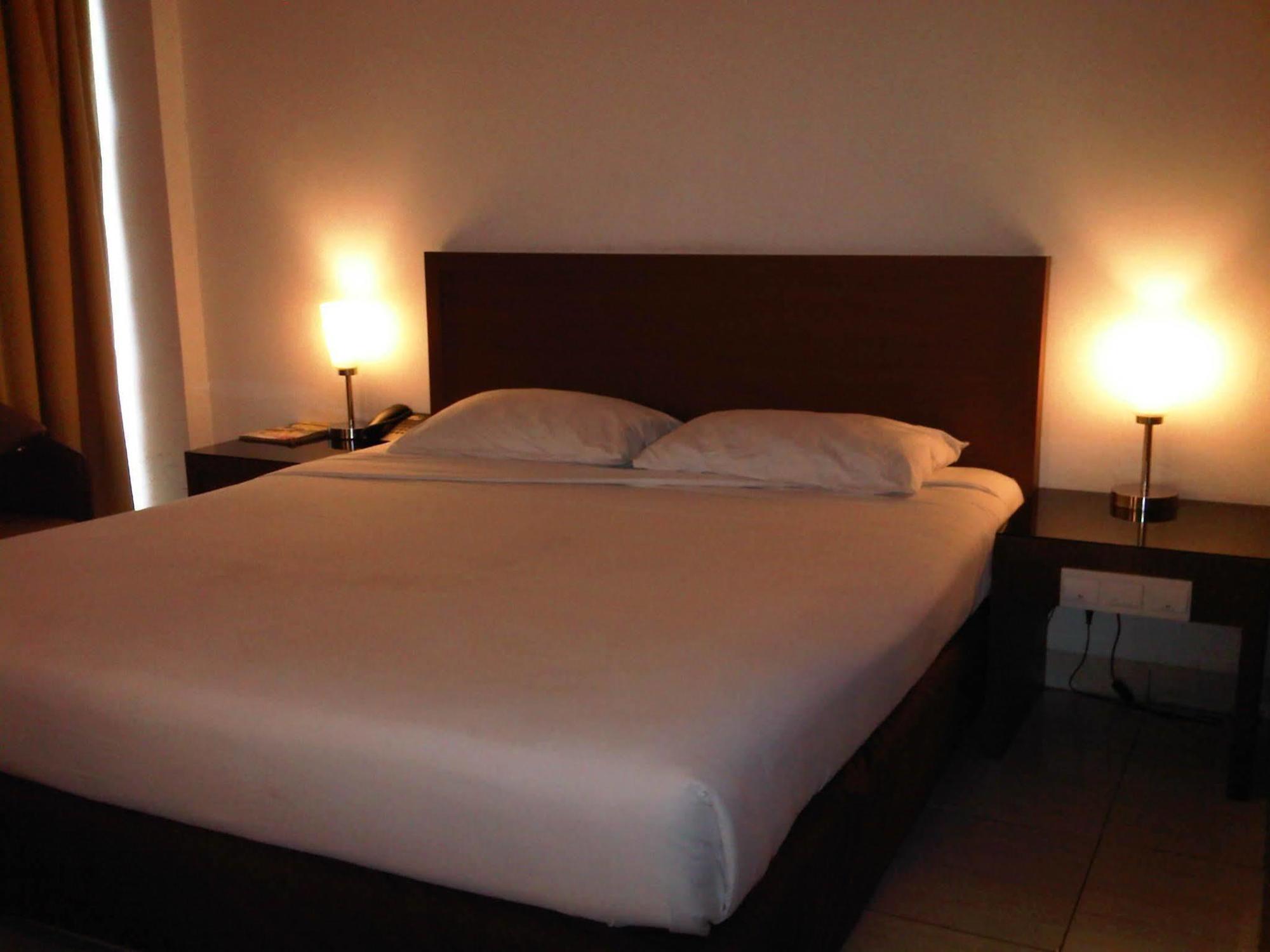 Hotel Lucky Inn Manado Exteriör bild
