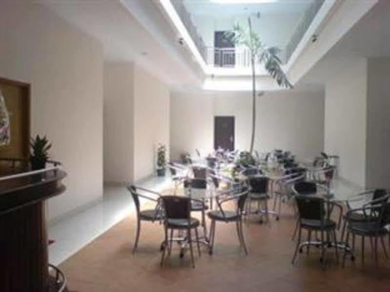 Hotel Lucky Inn Manado Exteriör bild