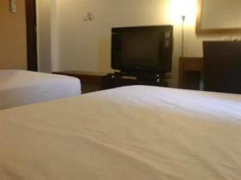 Hotel Lucky Inn Manado Exteriör bild