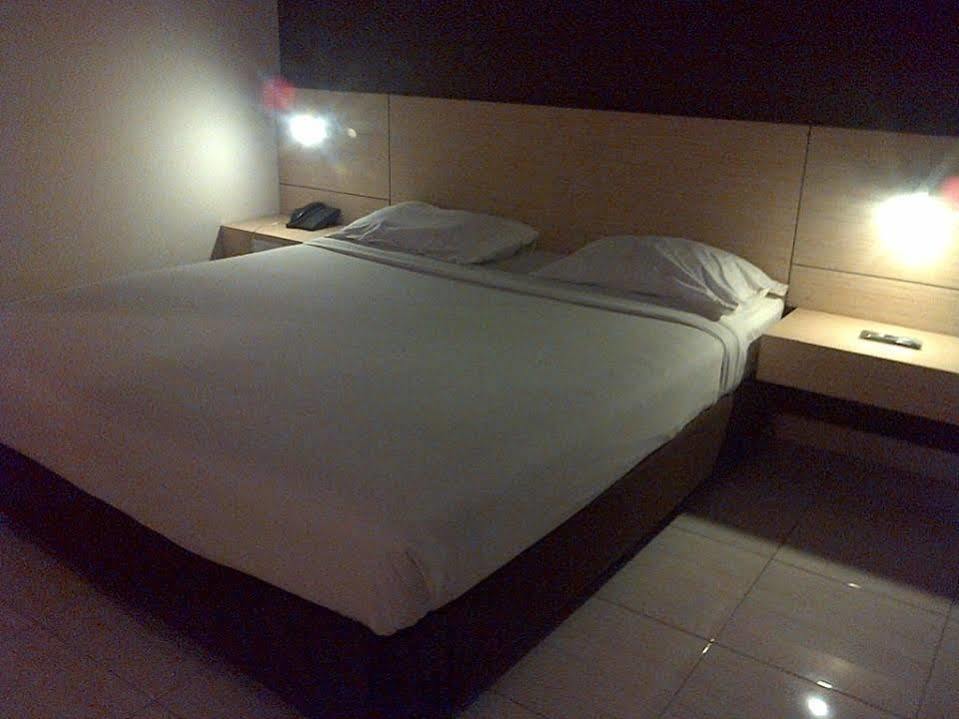 Hotel Lucky Inn Manado Exteriör bild
