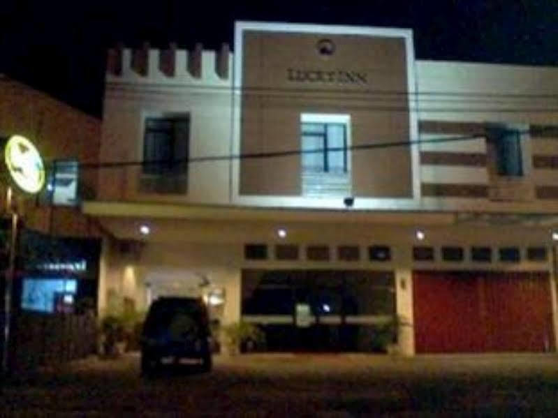 Hotel Lucky Inn Manado Exteriör bild